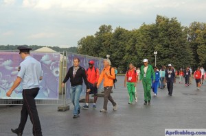Делегаты и спортсмены чемпионата мира по легкой атлетике на пути к стадиону