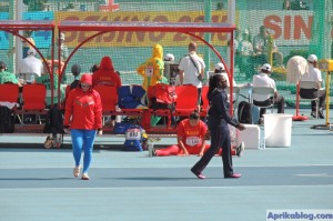 Спортсменки разминаются перед метанием молота