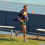 Джаред Таллент из Австралии (3-е место по спортивной ходьбе на 50 км) тоже пробежался с флагом