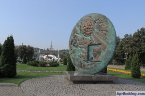 Монумент, посвящённый Олимпийскому движению. Открыт в июле 2001 года при личном участии президента МОК Хуана Антонио Самаранча