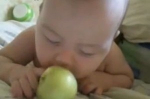 Малыш и яблоко