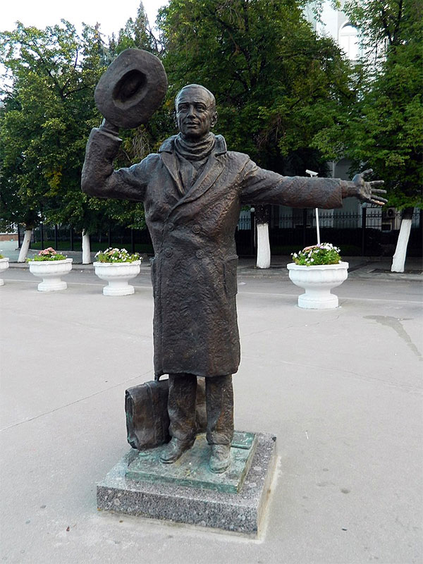 Памятник Юрию Деточкину на Комсомольской площади в Самаре